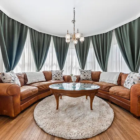 Beautiful Condo - King Bed - Free Waffle Breakfast